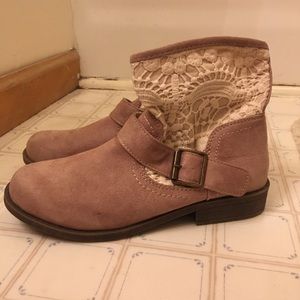Ankle high bootie. Size 7 1/2